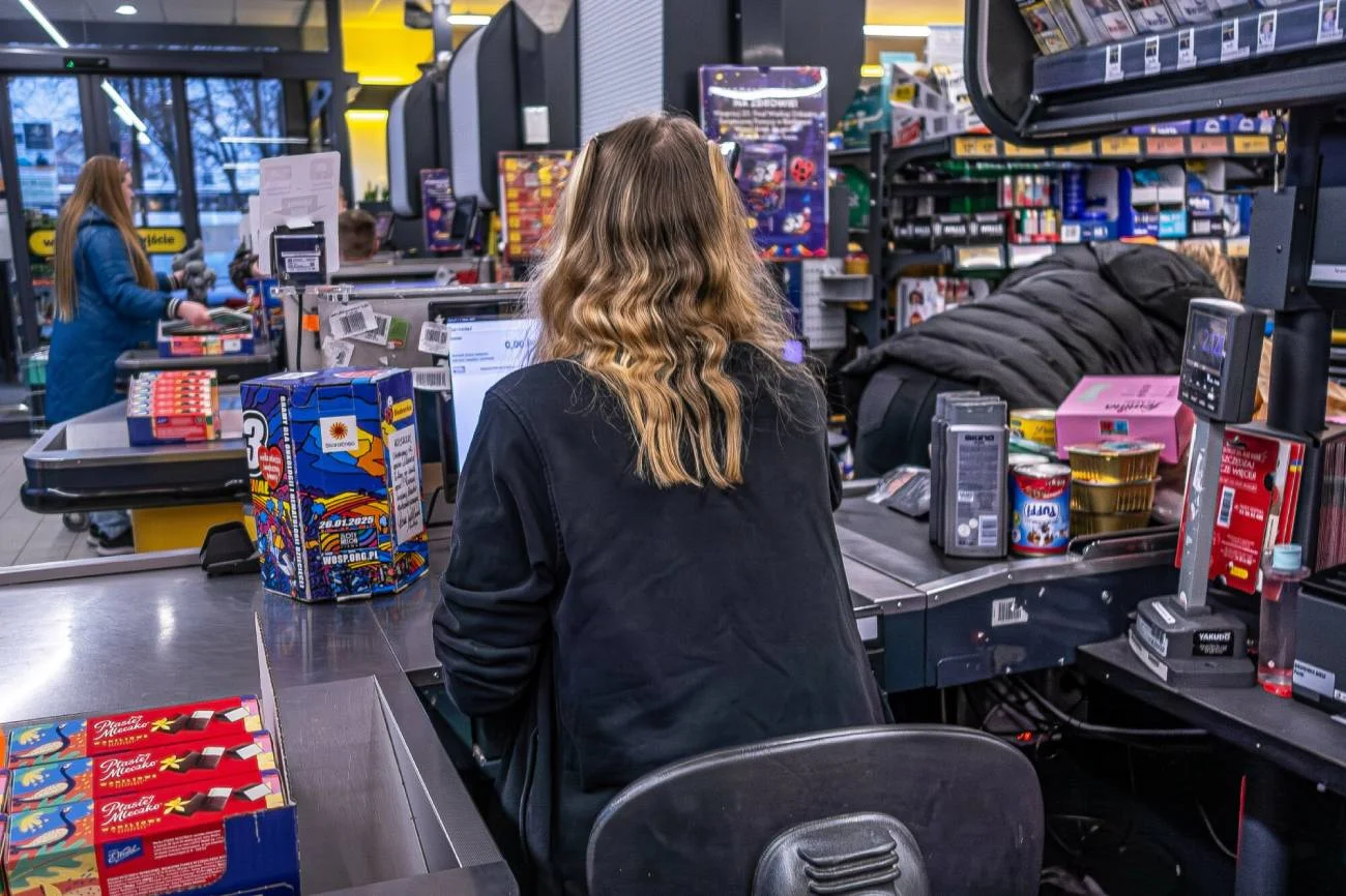 Zarobki w Biedronce 2025. Pensja kasjera, kierownika i magazyniera