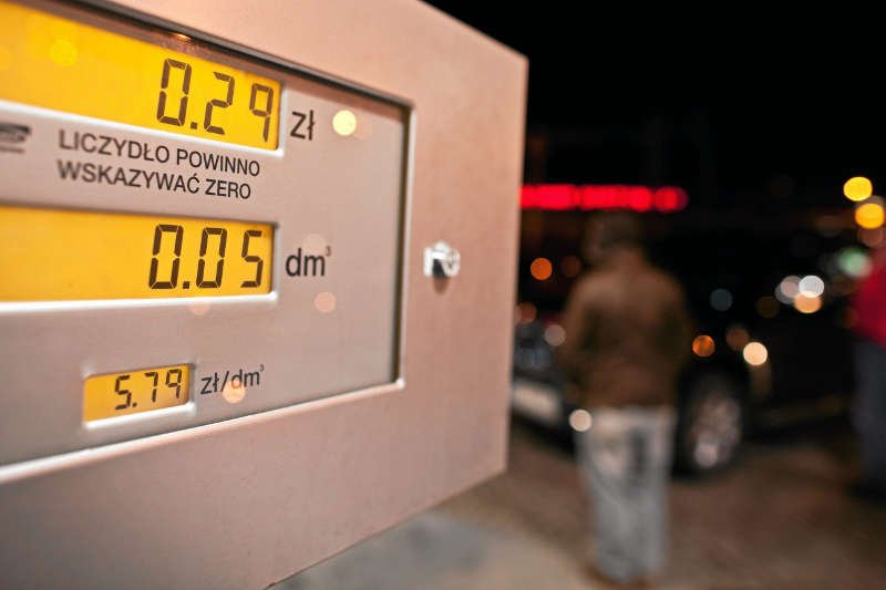 ABW rozbiło gang wyłudzający VAT na paliwie. W sprawę zamieszany jest były szef CBŚ, ale nie postawiono mu zarzutów