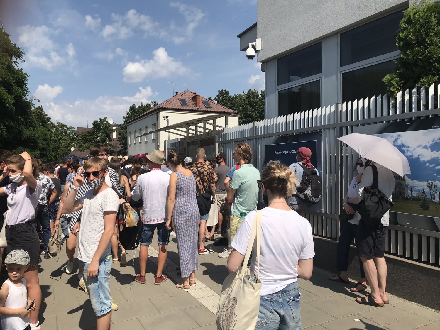 Wybory prezydenckie na Białorusi cieszą się ogromnym zainteresowaniem wyborców. Od rana obywatele tego kraju ustawiają się w kilometrowych kolejkach do głosowania.