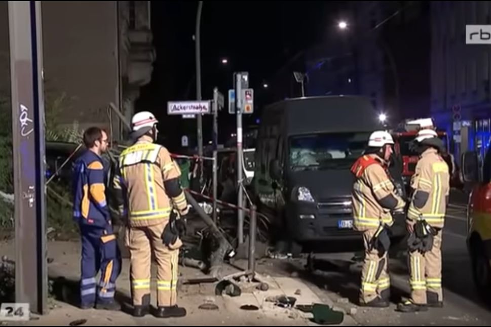 Kierowca SUV-a wjechał w tłum ludzi na chodniku. 4 osoby nie przeżyły