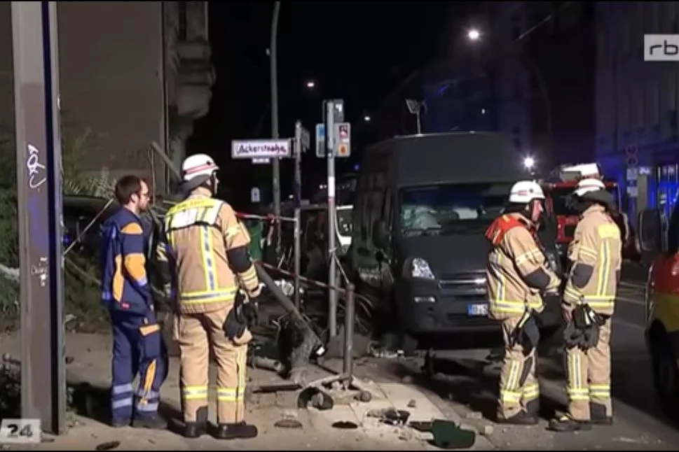 Kierowca SUV-a wjechał w tłum ludzi na chodniku. 4 osoby nie przeżyły