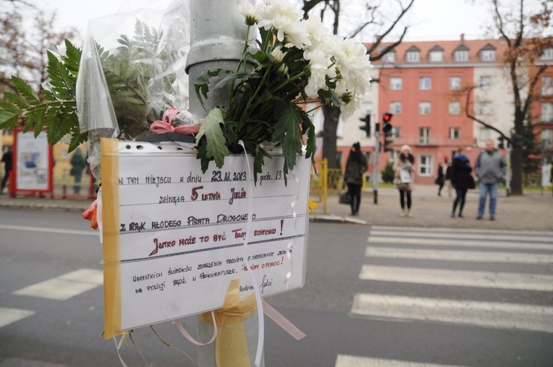 Na tym przejściu dla pieszych w Szczecinie w 2013 roku kierowca przejechał 5-letnią Julię. Dziewczynka zmarła. Rodzina zamieściła ogłoszenie, by szukać świadków zdarzenia.