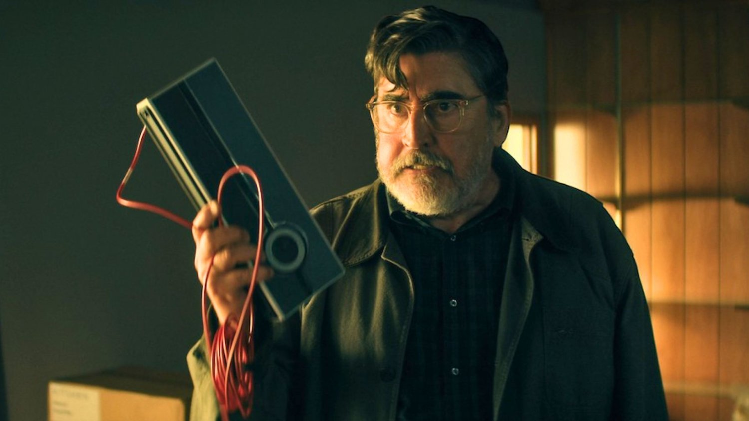 serial The Boroughs na Netflix Alfred Molina w serialu "The Boroughs"