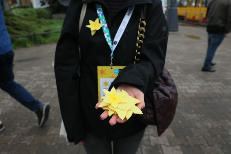 Papierowe żonkile rozdawane 19 kwietnia w rocznicę wybuchu powstania w getcie warszawskim