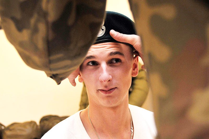 Listopad 2008 roku w Opolskiej 10. Brygadzie Logistycznej. Na zdjęciu Adam Jakwert, który nie chciał iść do wojska, gdyż miał już żonę i dzieci. Trafił jednak do ostatniego przymusowego poboru do Wojska Polskiego.