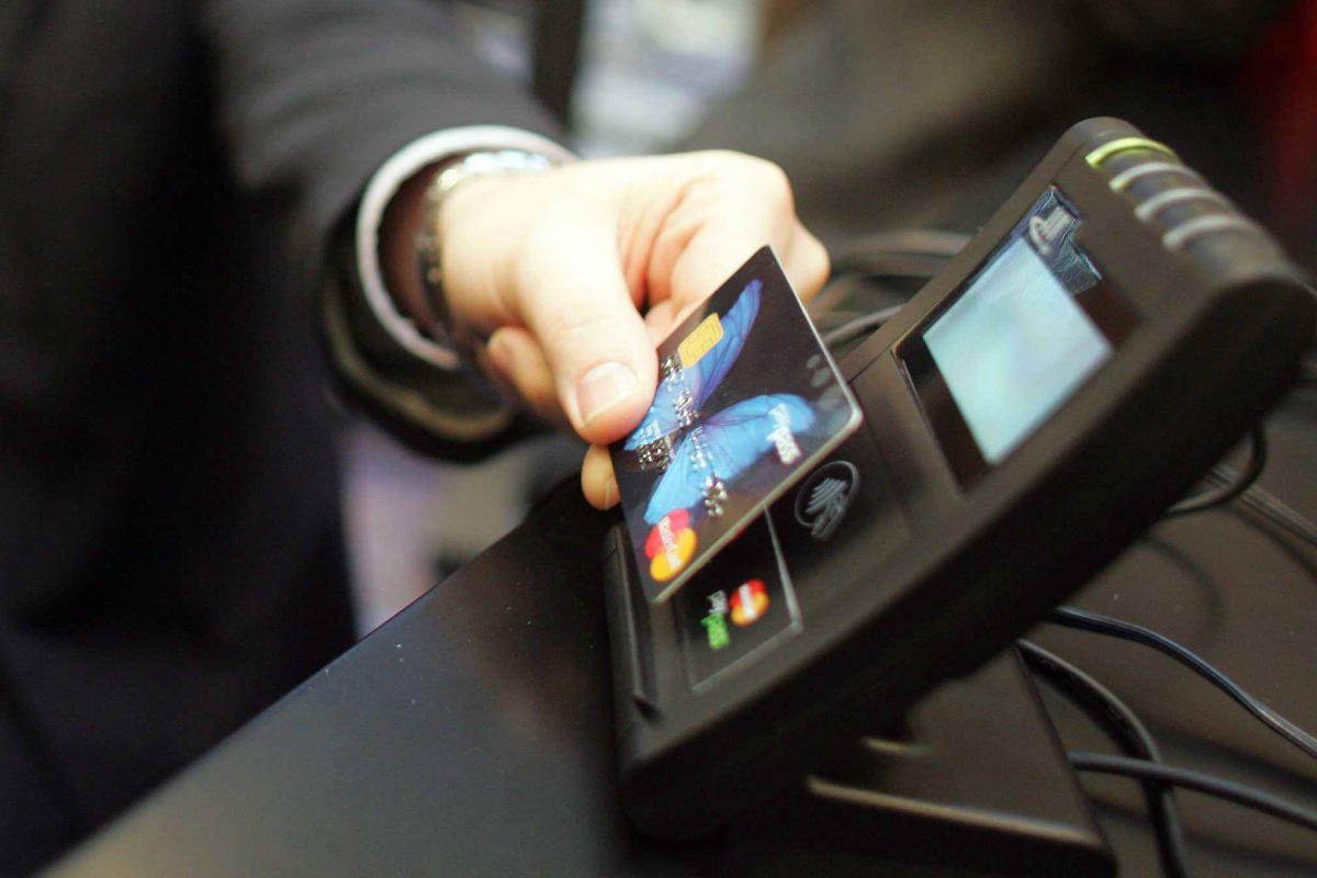 Połowa użytkowników kart zbliżeniowych korzysta z nich w tradycyjny sposób