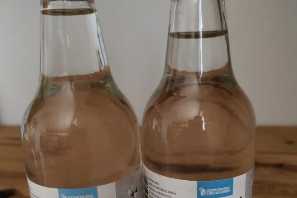 Kawałki szkła w wodzie mineralnej. Sklepy pilnie wycofują ten produkt Kawałki szkła w wodzie mineralnej. Sklepy pilnie wycofują produkt z kultowego uzdrowiska