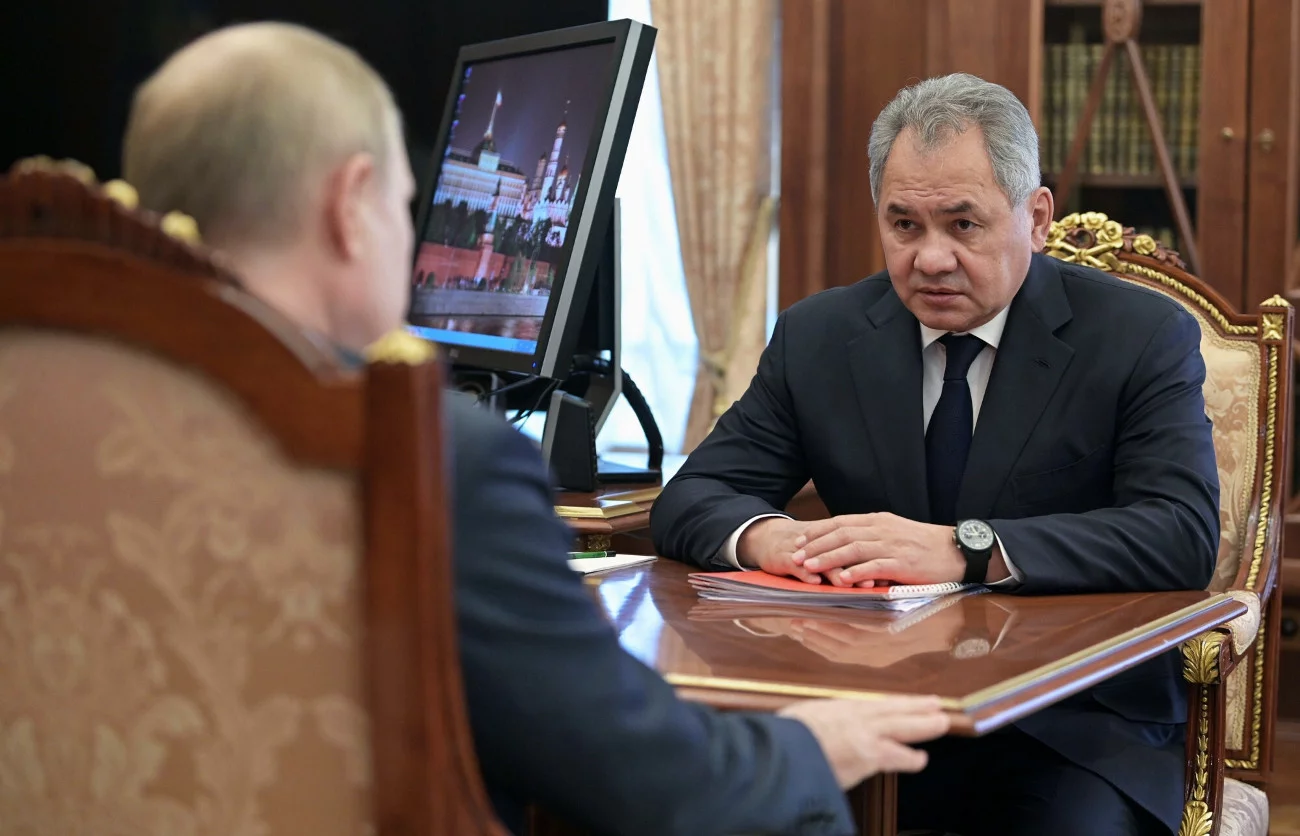 Minister obrony Rosji Siergiej Szojgu podczas spotkania z rosyjskim przywódcą Władimirem Putinem