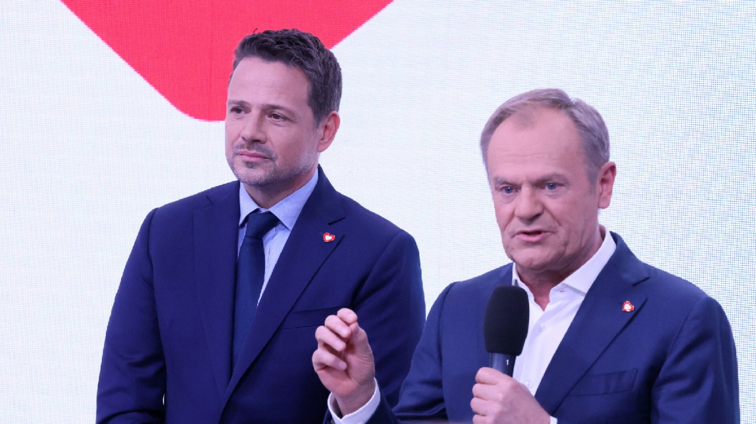 Rafał Trzaskowski oberwał za zdjęcie krzyży. "Zastąpił go Donald Tusk".