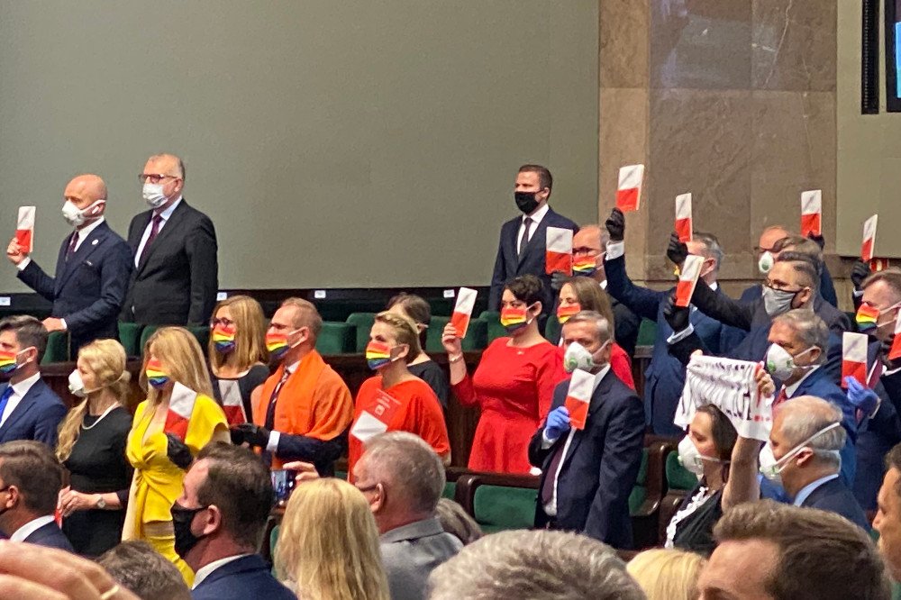 Posłowie Lewicy przyszli do Sejmu w tęczowych maseczkach