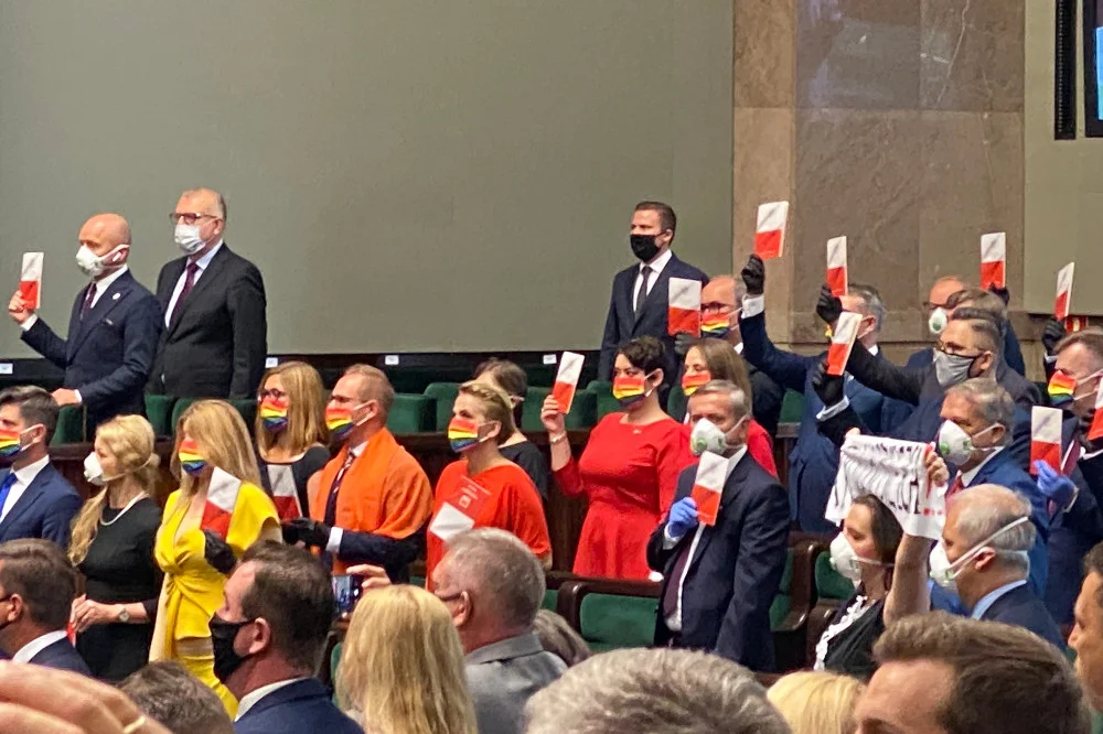 Posłowie Lewicy przyszli do Sejmu w tęczowych maseczkach