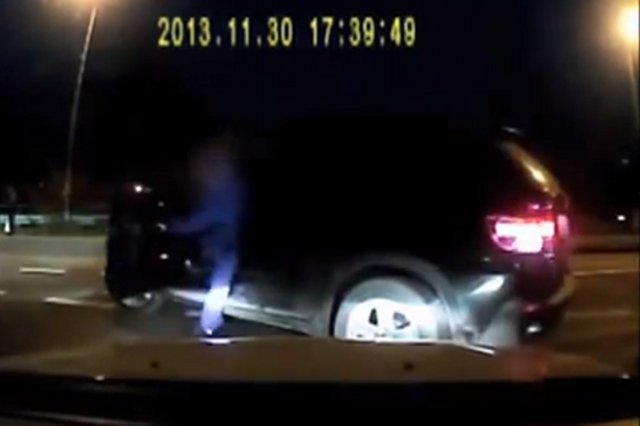 Kierowca czarnego BMW twierdzi, że pobity przez niego kierowca uszkodził jego samochód