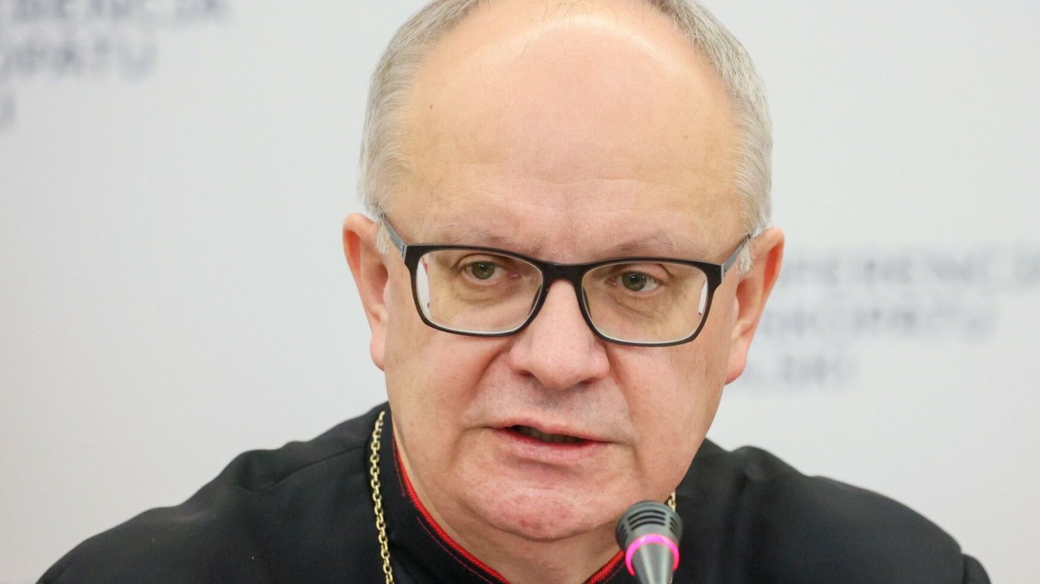 Biskup Andrzej Czaja uprzedza niewierzących, a przyjmujących księdza przed dezapropatą ze strony sąsiadów.