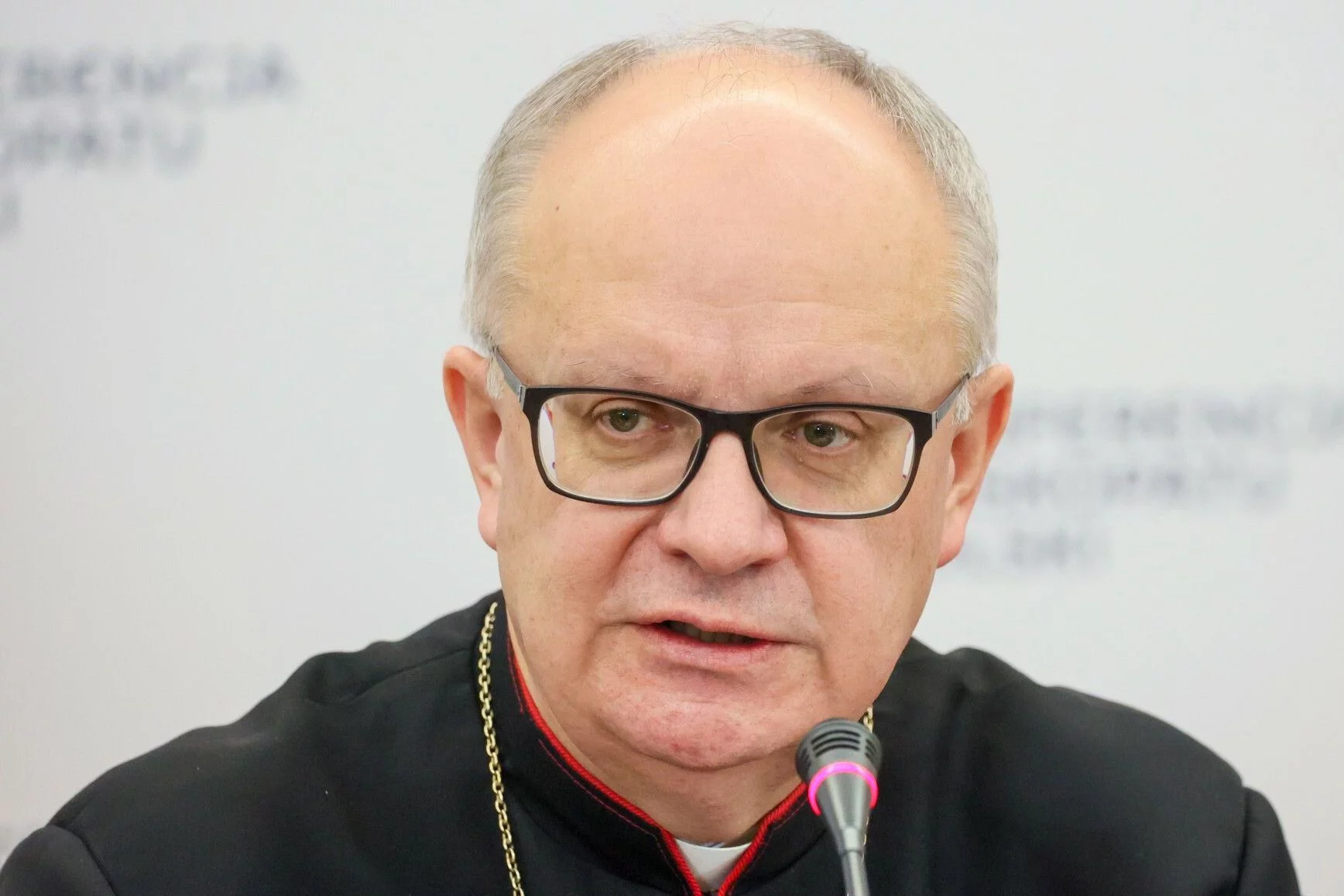 Biskup Andrzej Czaja uprzedza niewierzących, a przyjmujących księdza przed dezapropatą ze strony sąsiadów.