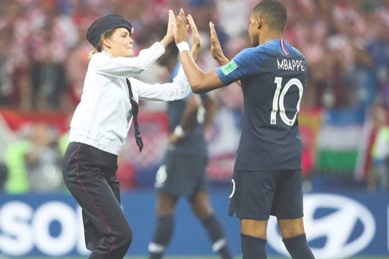 Zanim ochrona wyniosła aktywistki z Pussy Riot, zdążyły przybić "piątkę" z piłkarzem Francji.