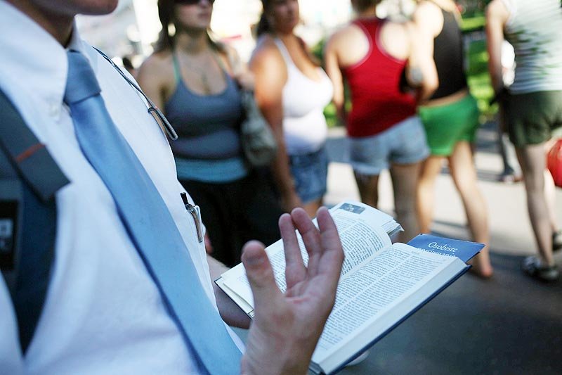 Młody mormon nauczający na ulicach Krakowa. Dzięki takiej strategii, mormoni zdobędą wkrótce więcej wyznawców od Świadków Jehowy?