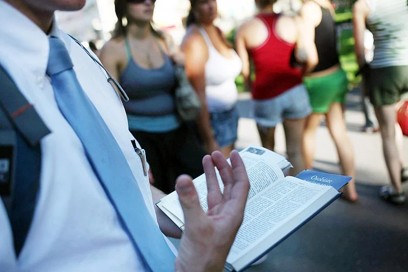 Młody mormon nauczający na ulicach Krakowa. Dzięki takiej strategii, mormoni zdobędą wkrótce więcej wyznawców od Świadków Jehowy?
