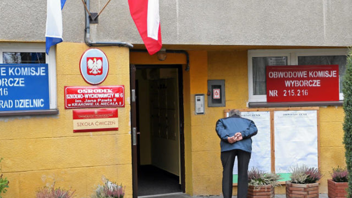 W poniedziałek wieczorem część członków krakowskich komisji wyborczych była tak zmęczona, że przerwała pracę