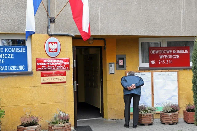 W poniedziałek wieczorem część członków krakowskich komisji wyborczych była tak zmęczona, że przerwała pracę