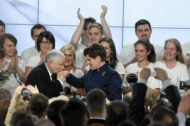 W 2015 r. PiS zwyciężył, bo "schował" lidera – mówi socjolog Jakub Bierzyński. I tłumaczy, dlaczego opozycja dziś w sondażach wypada jak wypada.