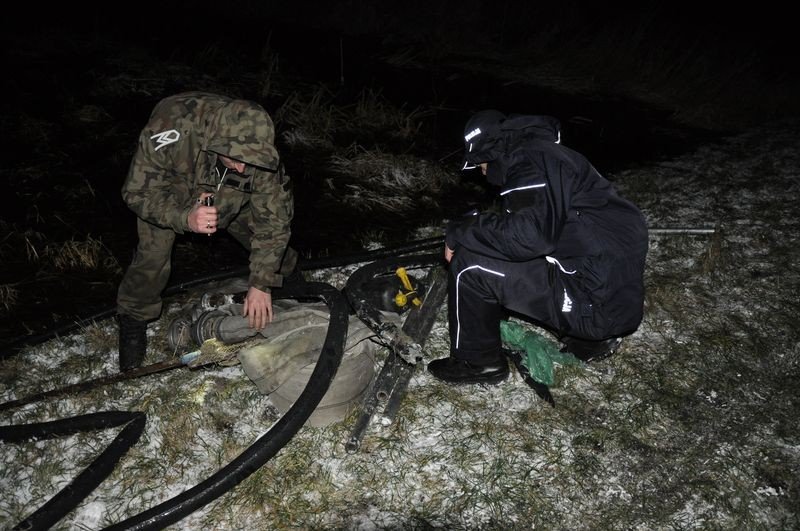 Bursztyn często jest wydobywany pod osłoną nocy.