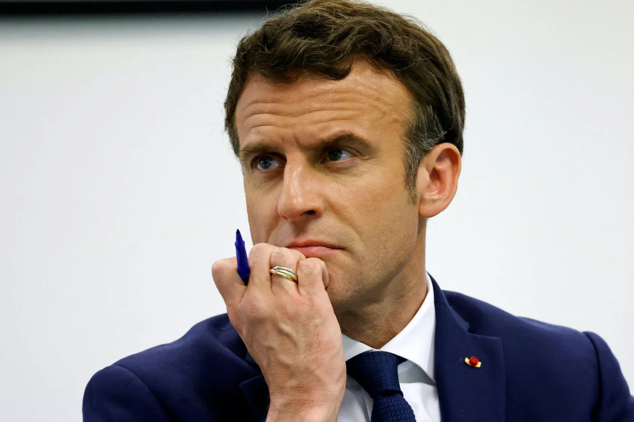 Emmanuel Macron unika słowa "ludobójstwo" w kontekście inwazji Rosji na Ukrainę.