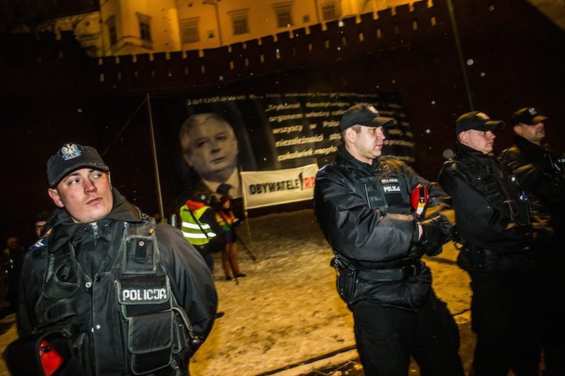 Pikieta w miesięcznicę pogrzebu pary prezydenckiej. Manifestujący czekają na przyjazd kolumny rządowej z Jarosławem Kaczyńskim.