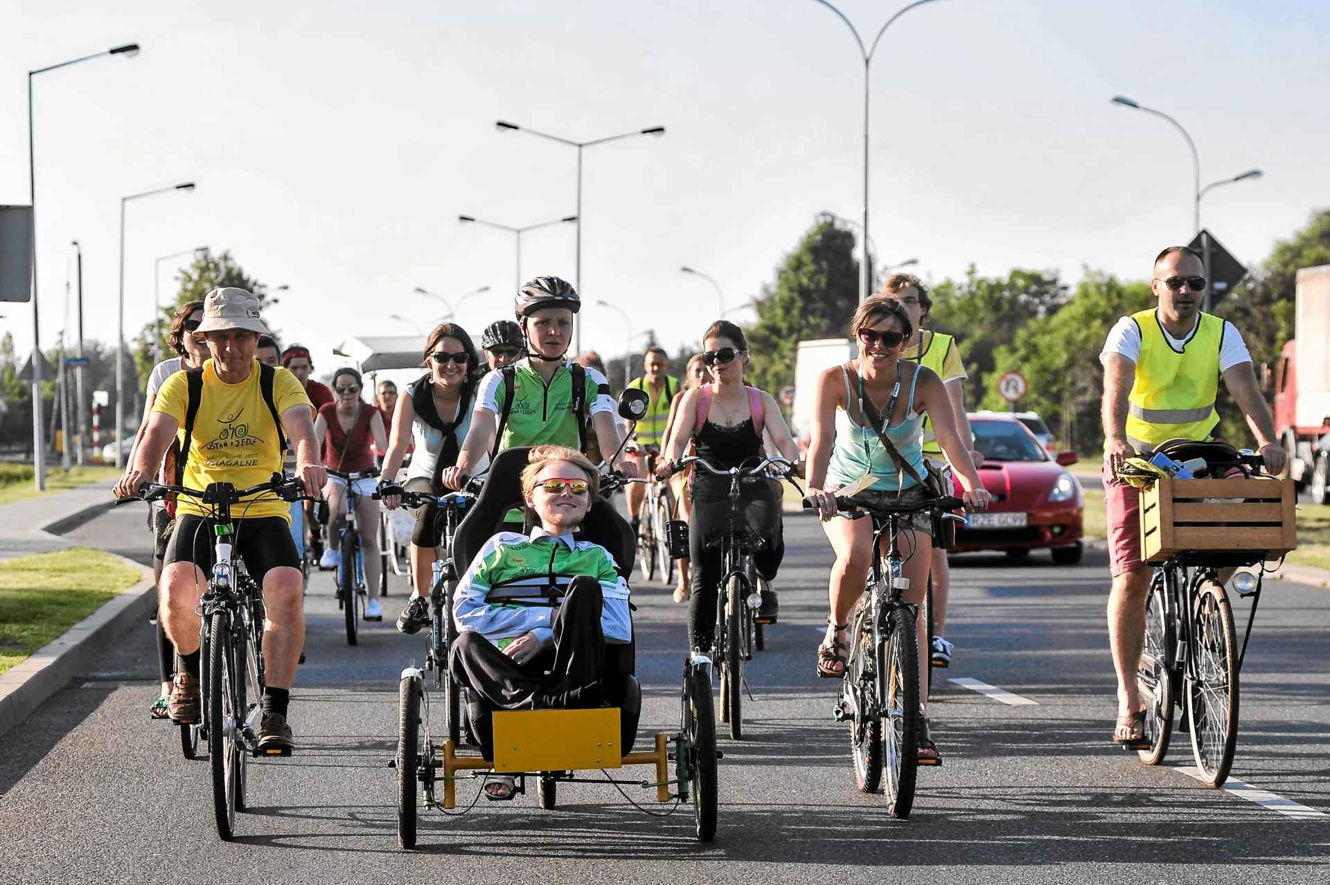 Rzeszowski etap akcji " Wstań i jedź " z udziałem Łukasza Krasonia chorego na dystorfię mięśni, podczas Ogólnopolskiego Konwoju Rowerowego .
