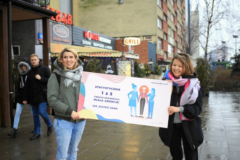 Luty 2018 roku. Billboard proaborcyjny " Nie jesteś sama ". Natalia Broniarczyk (po prawej) i Karolina Wieckiewicz (po lewej).