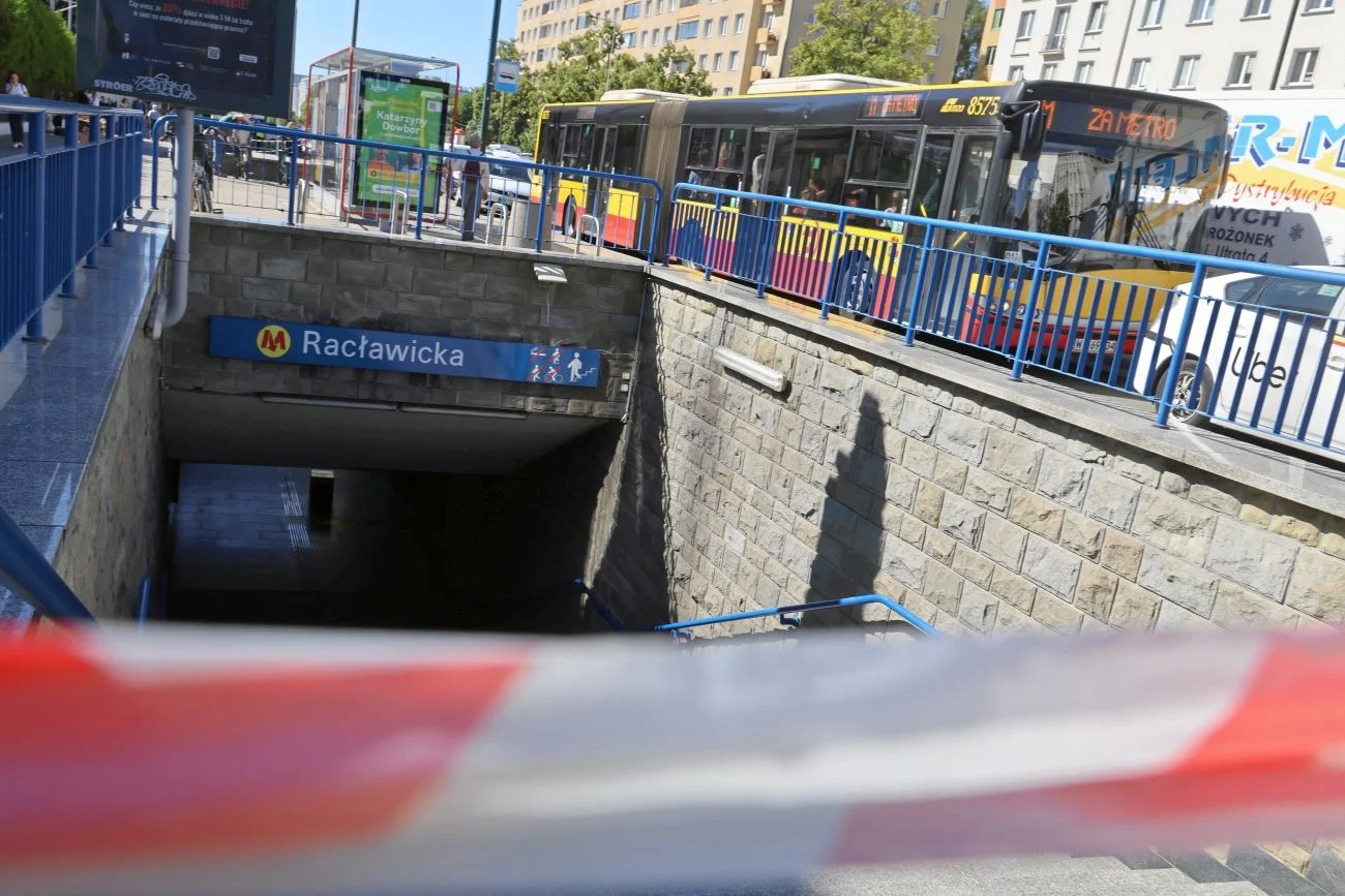 Pożar w warszawskim metrze. Stolica sparaliżowana Pożar w warszawskim metrze. Stolica sparaliżowana