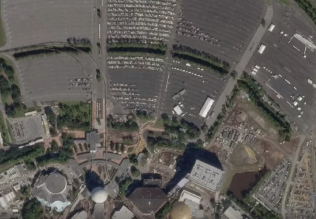 Zanim do Stanów Zjednoczonych dotarła pandemia covid-19, gigantyczny parking przy wejściu do Disneylandu na Florydzie zawsze był pełen samochodów.