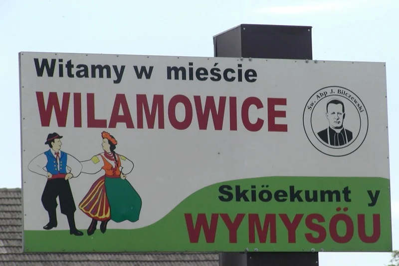 Tablica powitalna w Wilamowicach w języku polskim oraz etnolekcie wilamowickim
