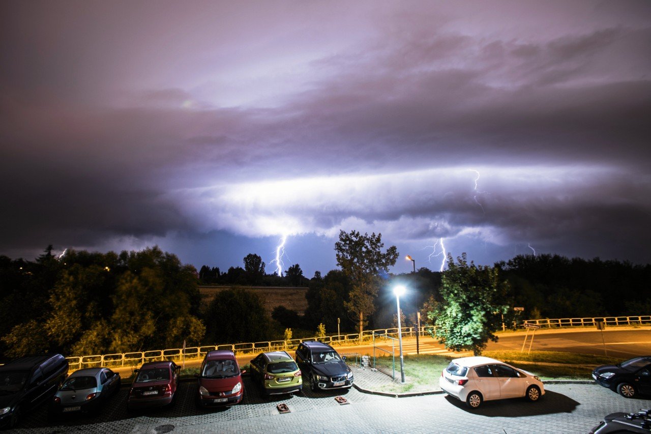 Burze z gradem zagrażające życiu i zdrowiu mogą wystąpić w wielu regionach Polski.