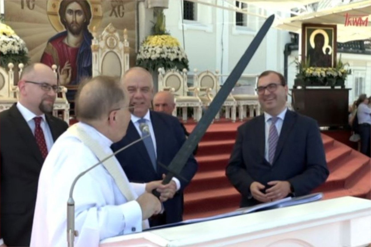 Sasin wręczył Rydzykowi miecz-podróbkę? Eksperci nie mają wątpliwości