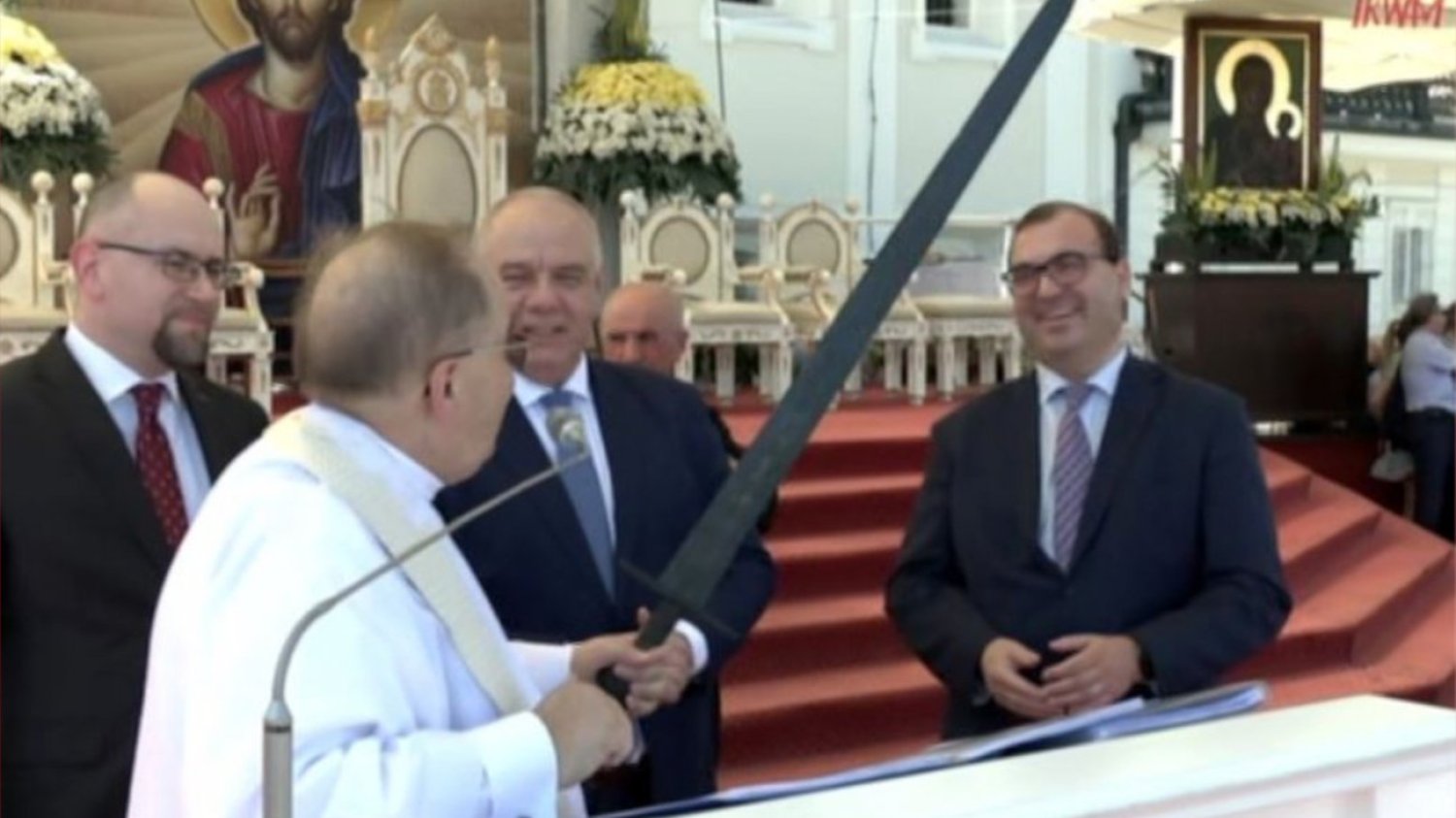 Sasin wręczył Rydzykowi miecz-podróbkę? Eksperci nie mają wątpliwości