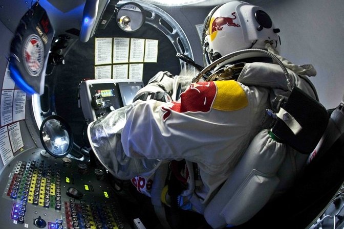 Felix Baumgartner podczas przygotowań do skoku ze stratosfery