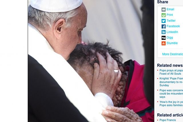 Papież ucałował mężczyznę chorego na nerwiakowłókniakowatość. Gest Franciszka wzruszył redakcję magazynu "Time"