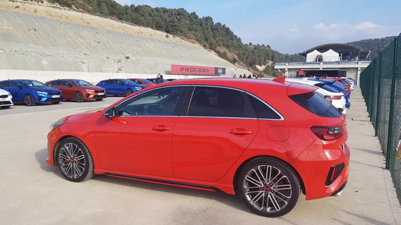KIA Ceed GT w wersji compact jest krótsza i ma bardziej zwartą sylwetkę.