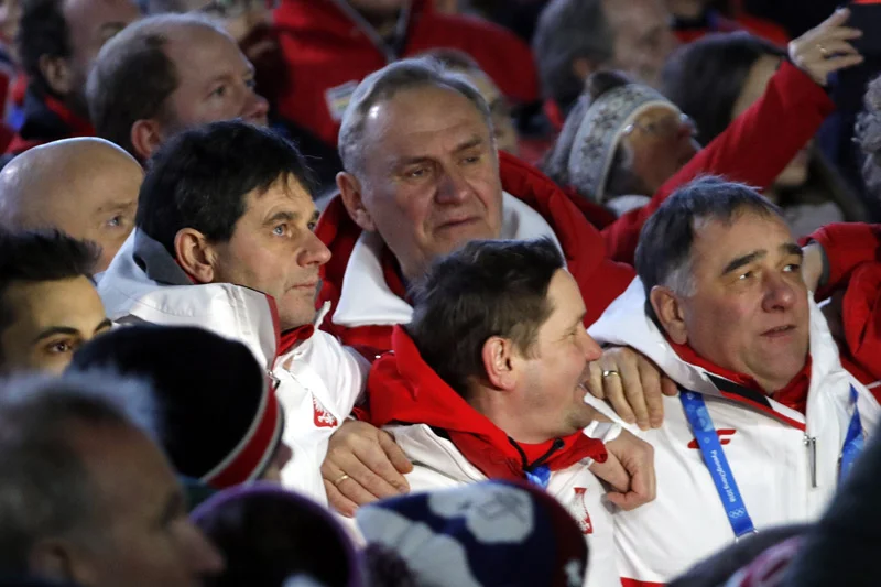 Podczas ceremonii medalowej w Pjongczangu widać było wzruszenie nie tylko Kamila Stocha. Poruszeni byli także trener Stefan Horngacher i reszta sztabu.