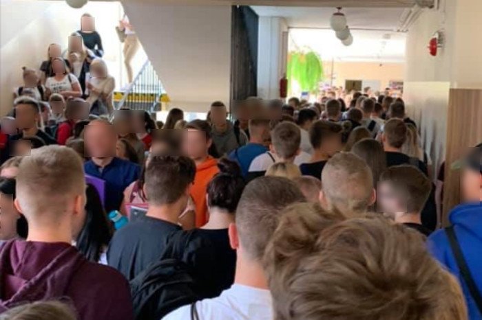 Przepełnione korytarze w liceum. Efekt podwójnego rocznika i reformy byłej minister Anny Zalewskiej.