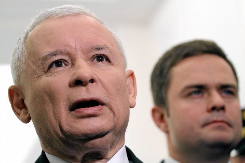 Jedynym politykiem, który w ostatnim czasie zyskał sondażach, jest Jarosław Kaczyński.