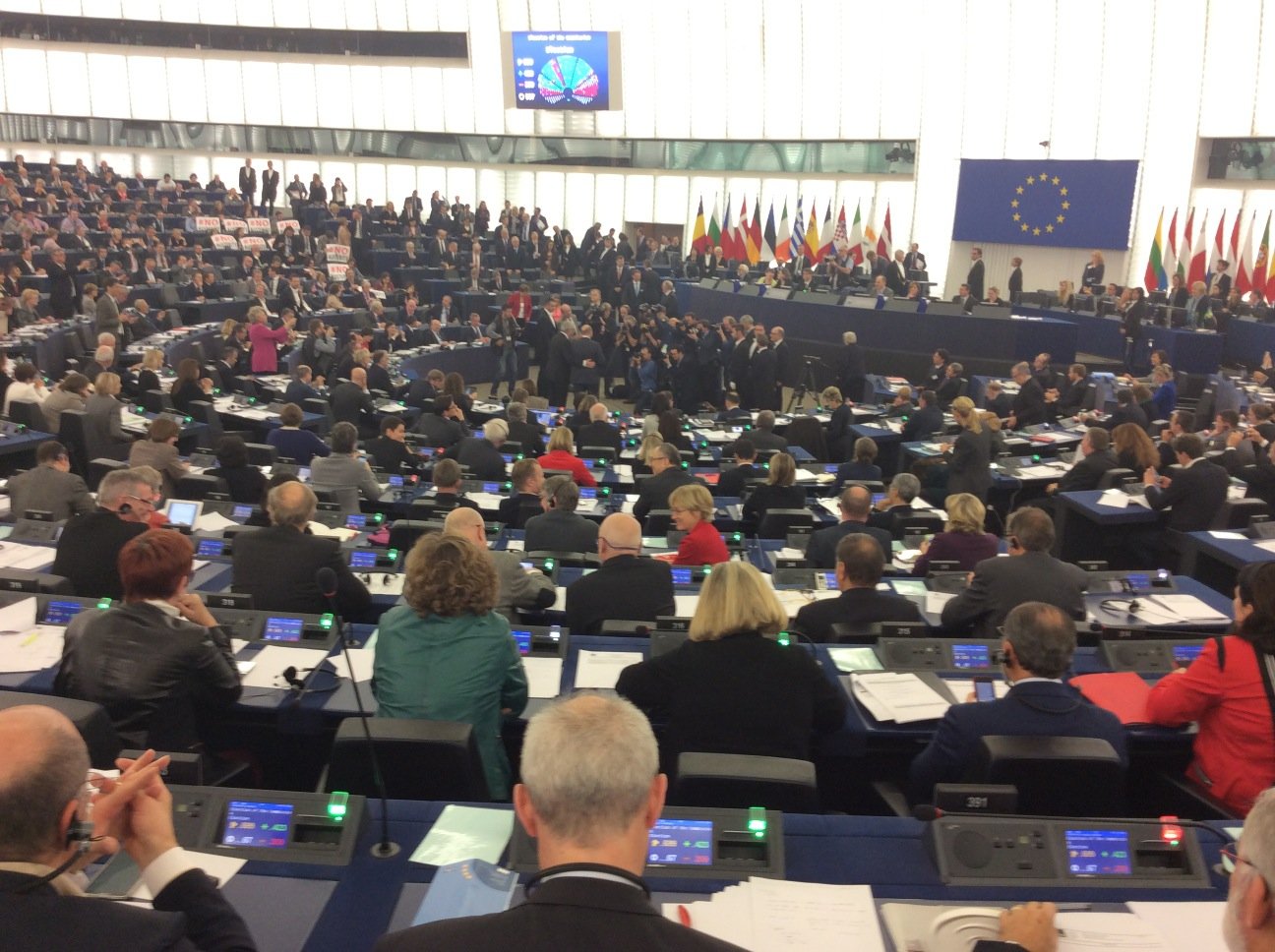 Szefowie Parlamentu i Komisji Europejskiej pozują do zdjęcia.