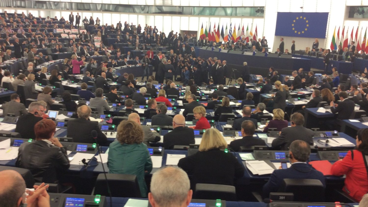 Szefowie Parlamentu i Komisji Europejskiej pozują do zdjęcia.