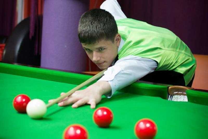 Mateusz Baranowski - wielka nadzieja polskiego snookera. Ma 15 lat i już dużo wygranych na koncie.