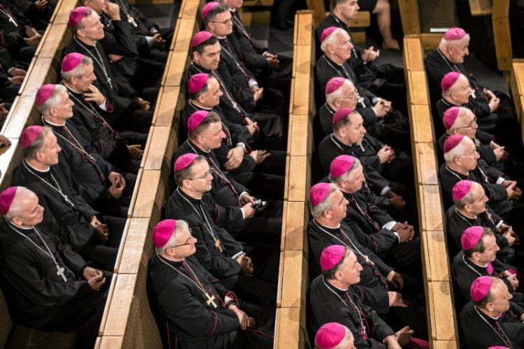 Biskupi zarażeni Covid-19. Kościóły mimo to pozostają otwarte w czasie pandemii.