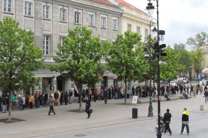 Kolejka do kasy Teatru Polskiego po bilety za 250 groszy.