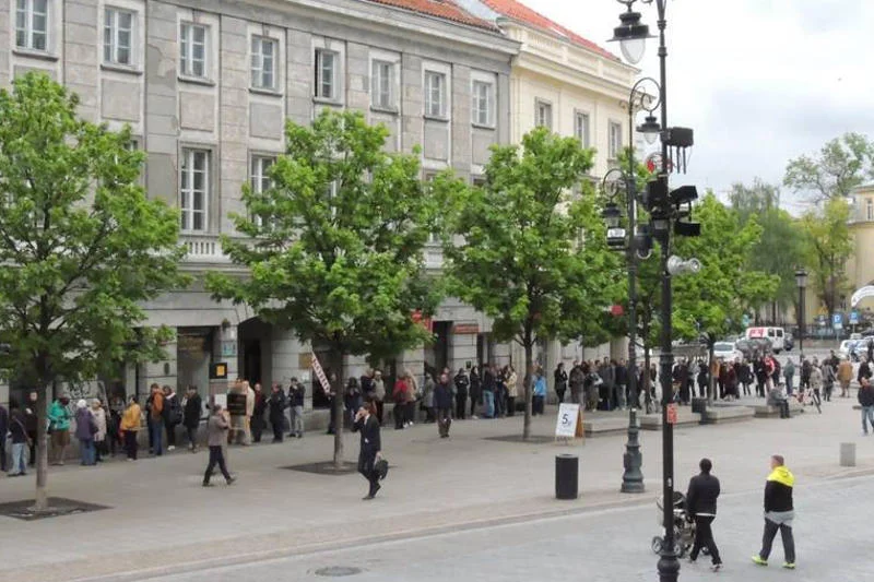 Kolejka do kasy Teatru Polskiego po bilety za 250 groszy.