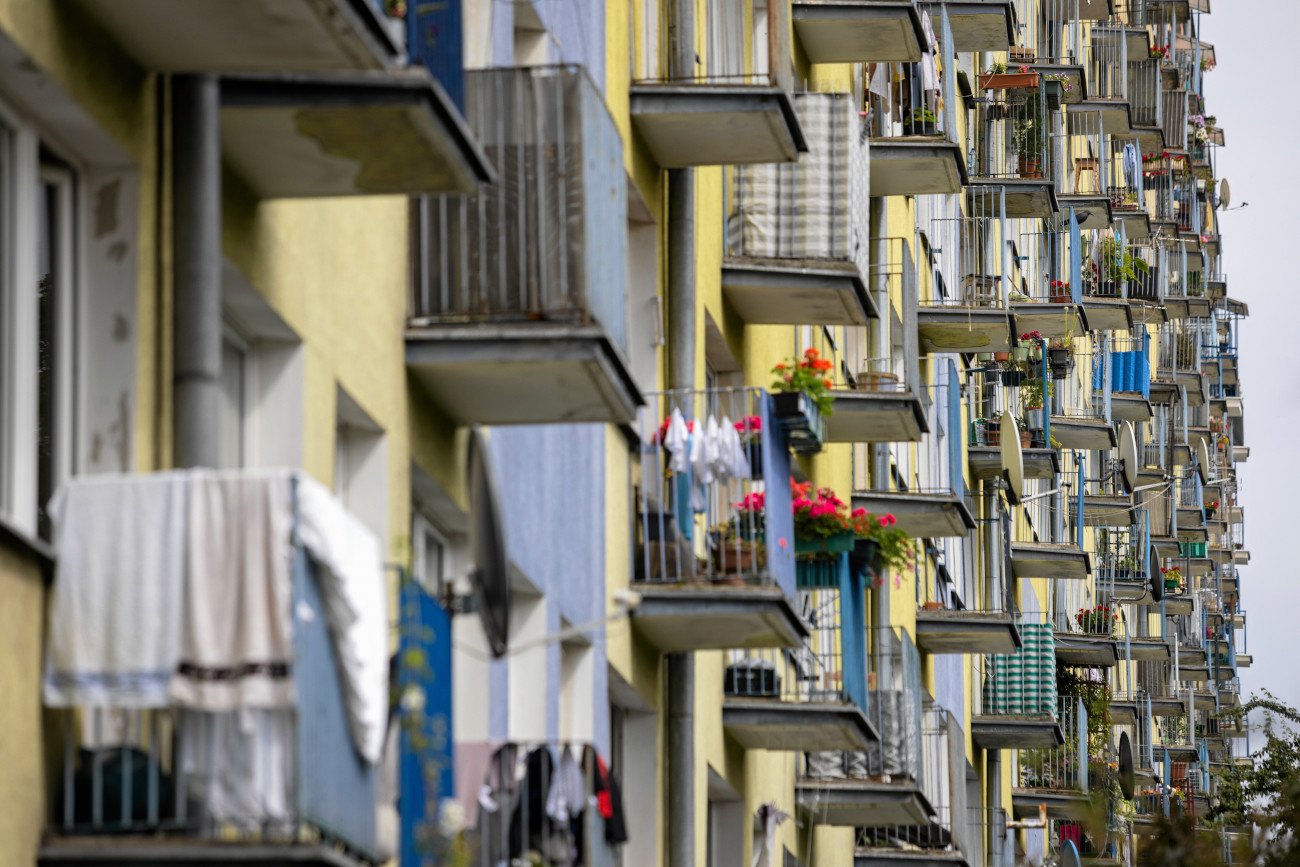Też myślisz, iż na balkonie wszystko ci wolno? Latem łatwo o solidny mandat