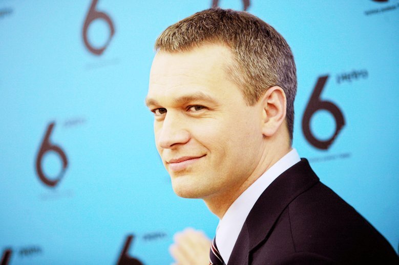 Michał Żebrowski domaga się przeprosin za hejt, jaki spadł na niego i Rafała Trzaskowskiego w związku ze starym spotem z 2009 roku.