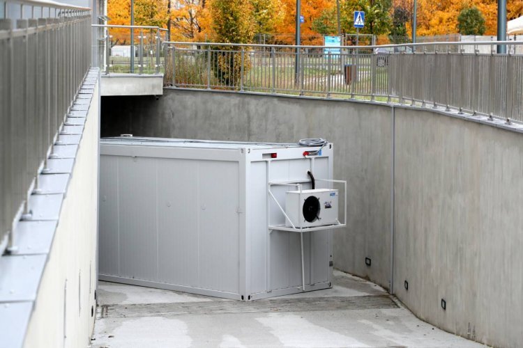 Kontener na zwłoki przy Szpitalu Południowym.